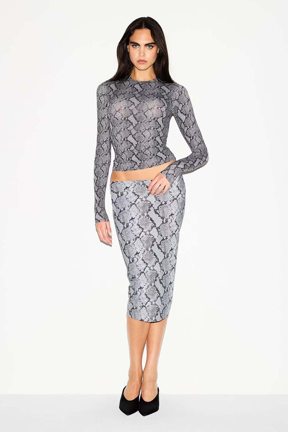 תמונת כל הלוק של LONG SLEEVE T-SHIRT